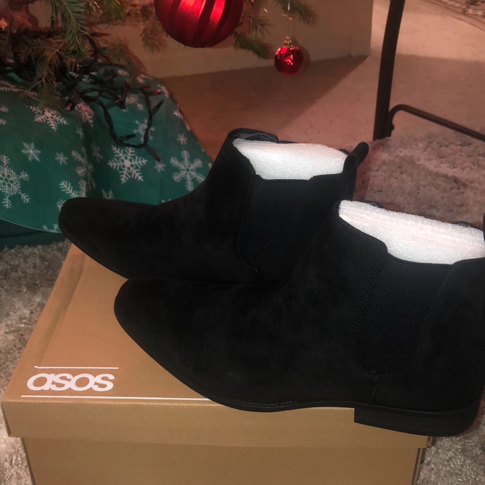 ASOS black men’s Chelsea boots in suede SIZE 10